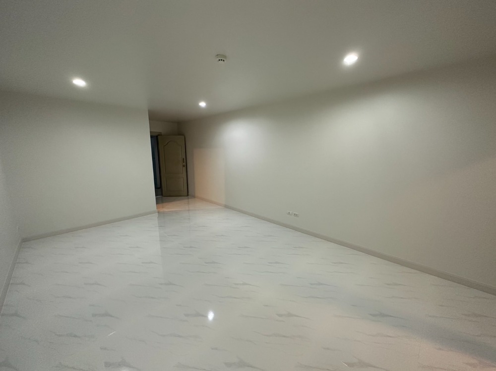 Cheap sale, new renovated condo, Regent Home 9 at Soi Sukhumvit 64 (Rt-01)