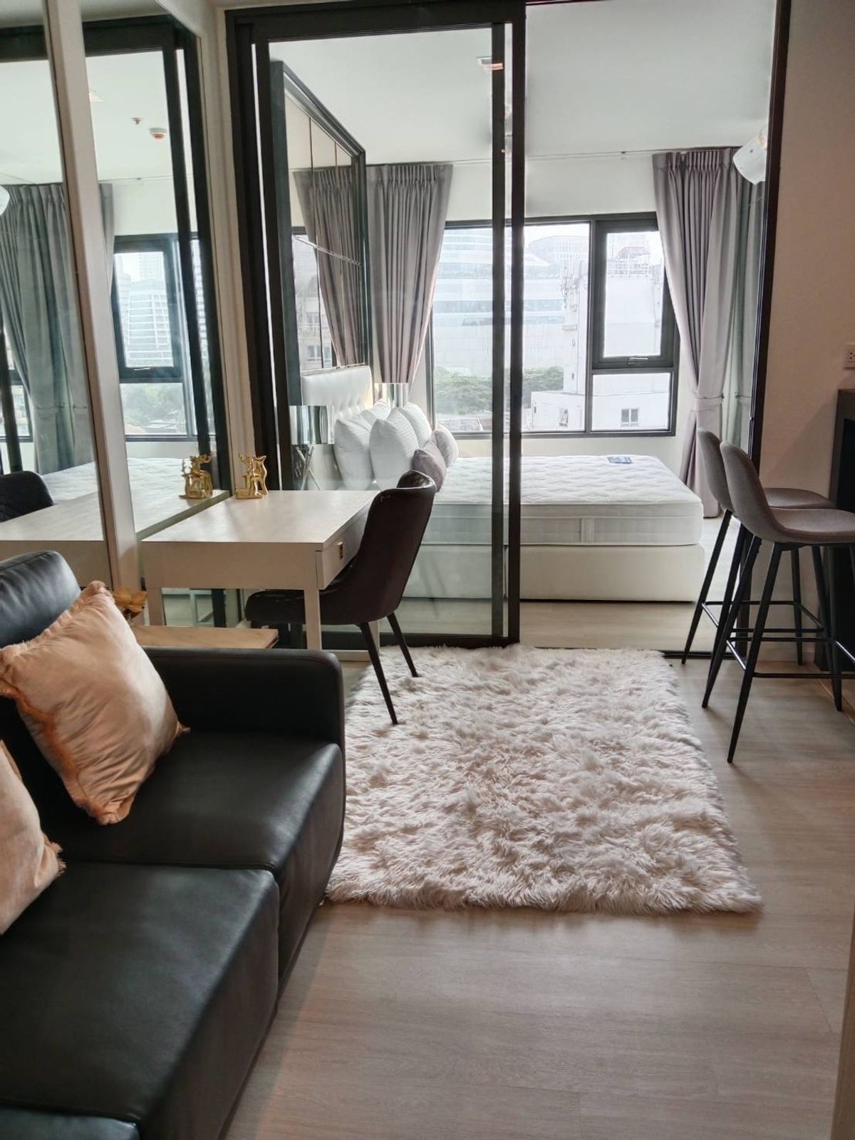 Condo for Rent : Life One Wireless(BTS Ploenchit) (Rt-01)