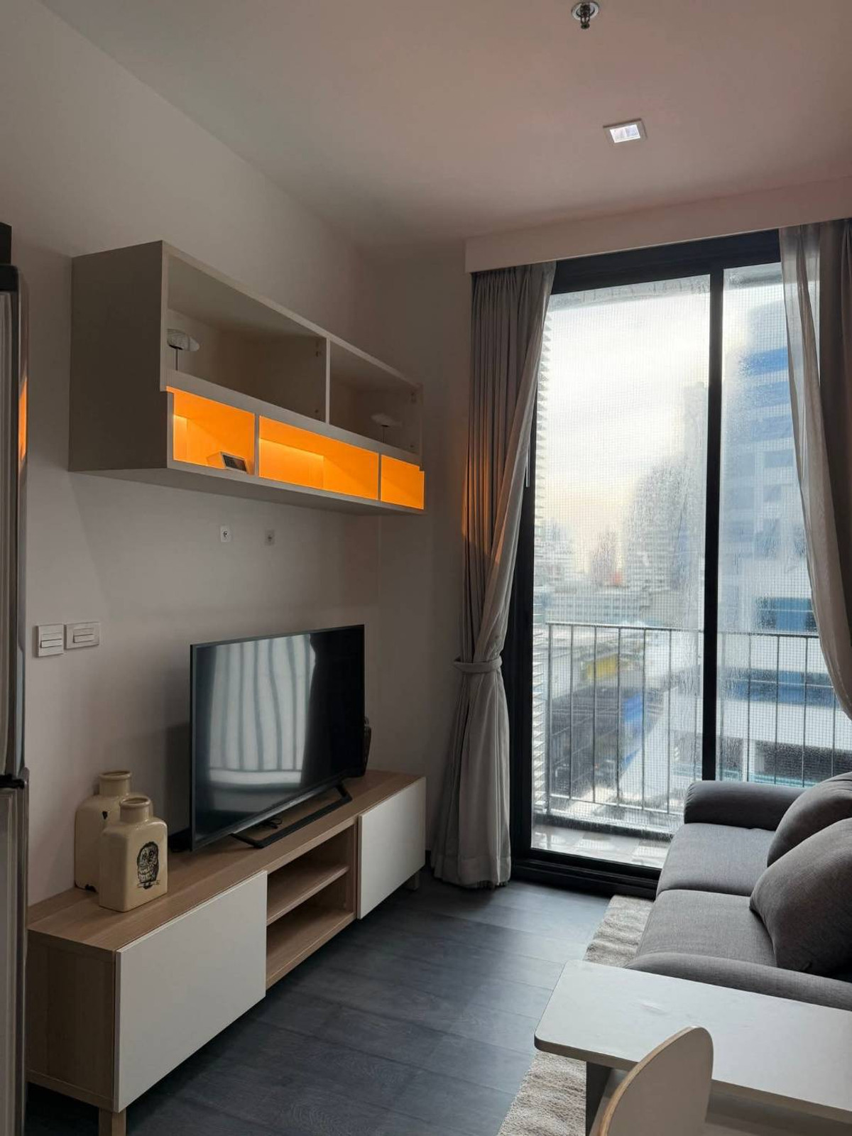 คอนโด ให้เช่า :   Edge Sukhumvit 23 (เอดจ์ สุขุมวิท 23)  ((BTS อโศก )) MK-02  line @livingbkk