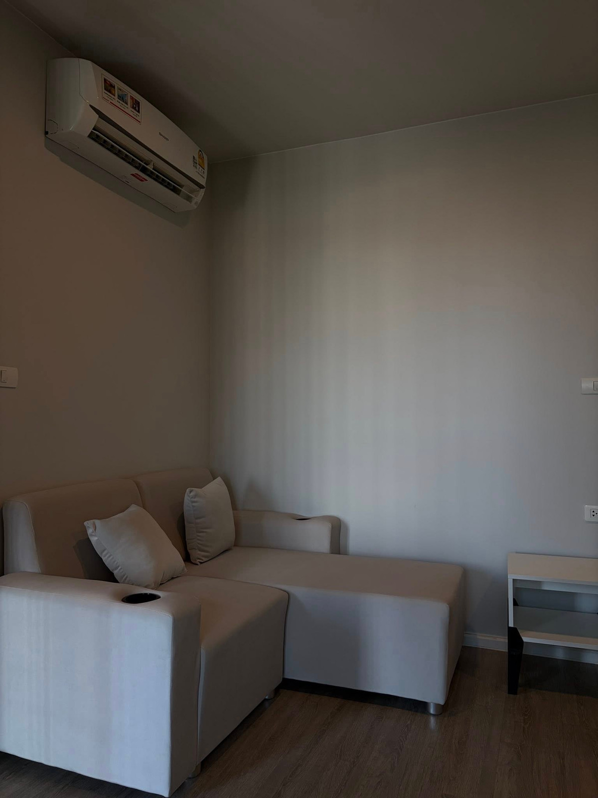 ให้เช่าคอนโด : บลู สุขุมวิท 105  ใกล้MRTศรีลาซาล (RB-02) ห้องใหม่ แต่งสวย เฟอร์นิเจอร์ เครื่องใช้ไฟฟ้าครบ ราคาเพียง