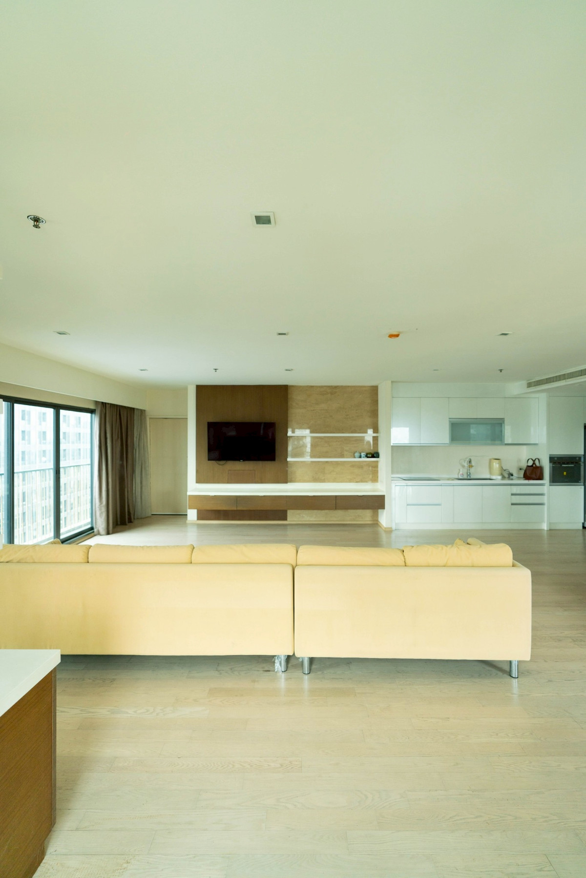 ขายคอนโด 2 ห้องนอน 183 ตรม. ใจกลางเมือง Noble Remix สุขุมวิท 36 ติดบีทีเอสทองหล่อ (Rt-01)