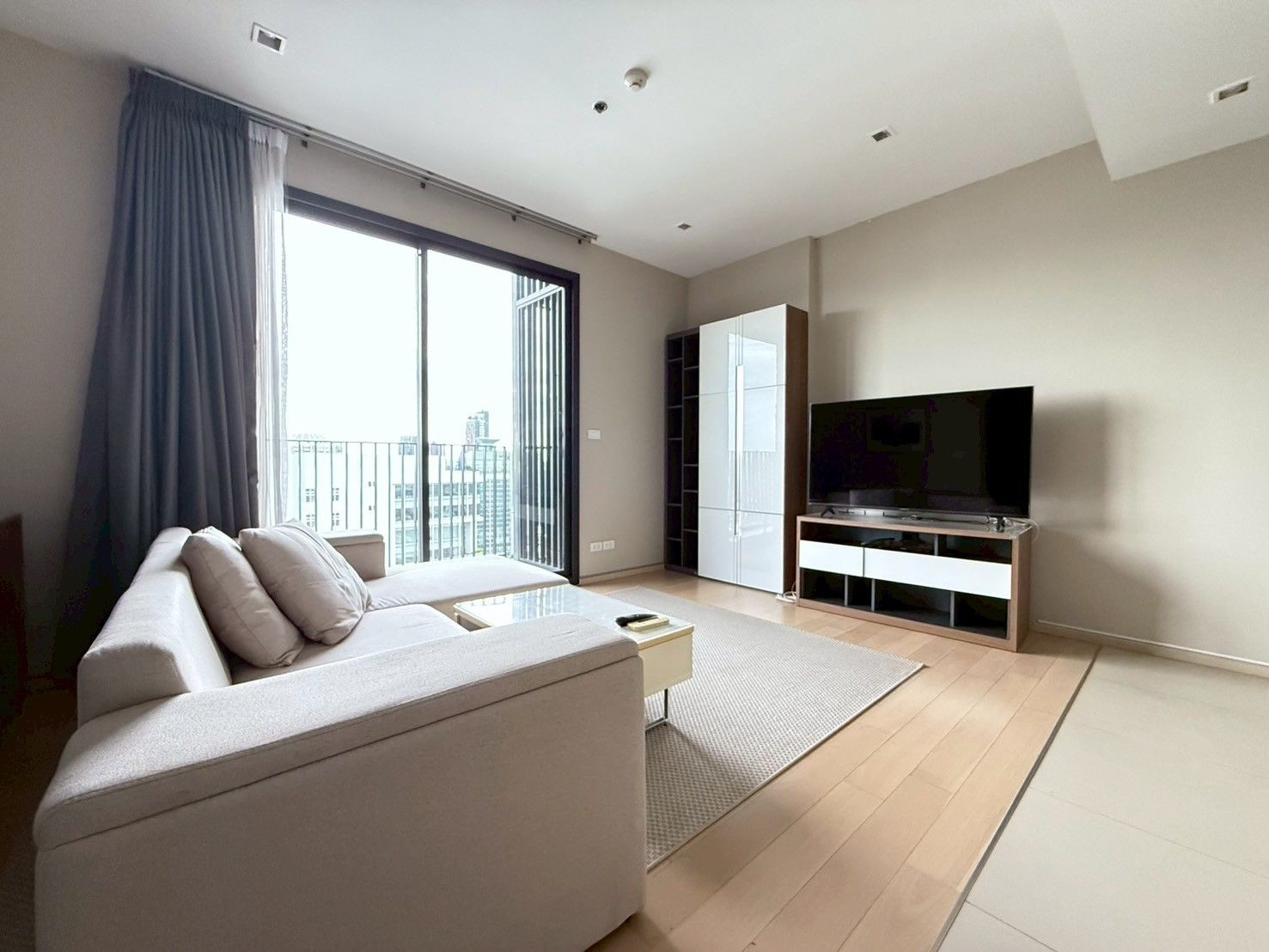 HQ Thonglor (ชั้นสูง วิวโล่ง มีอ่างอาบน้ำ)  [CC-01]