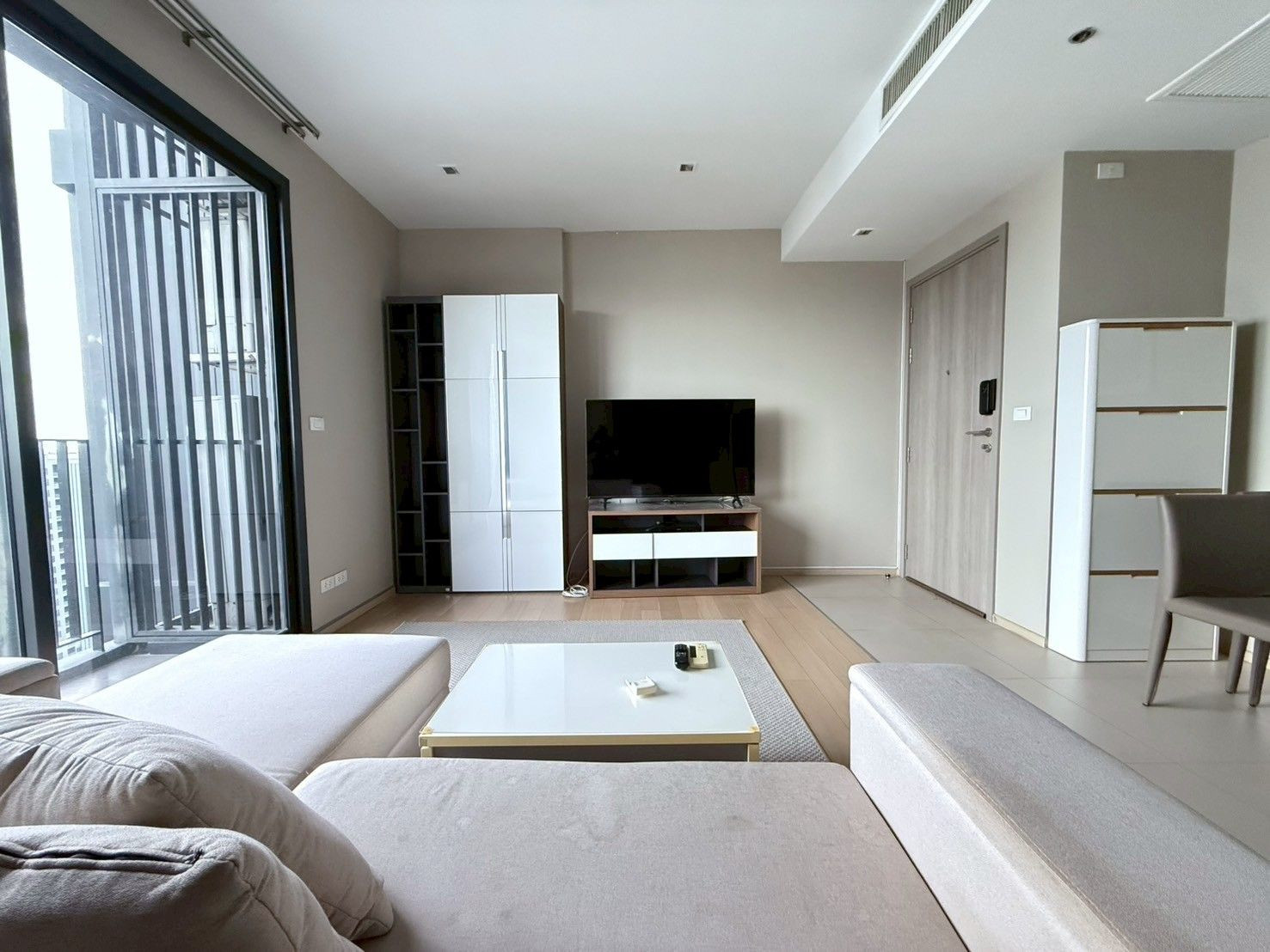HQ Thonglor (ชั้นสูง วิวโล่ง มีอ่างอาบน้ำ)  [CC-01]