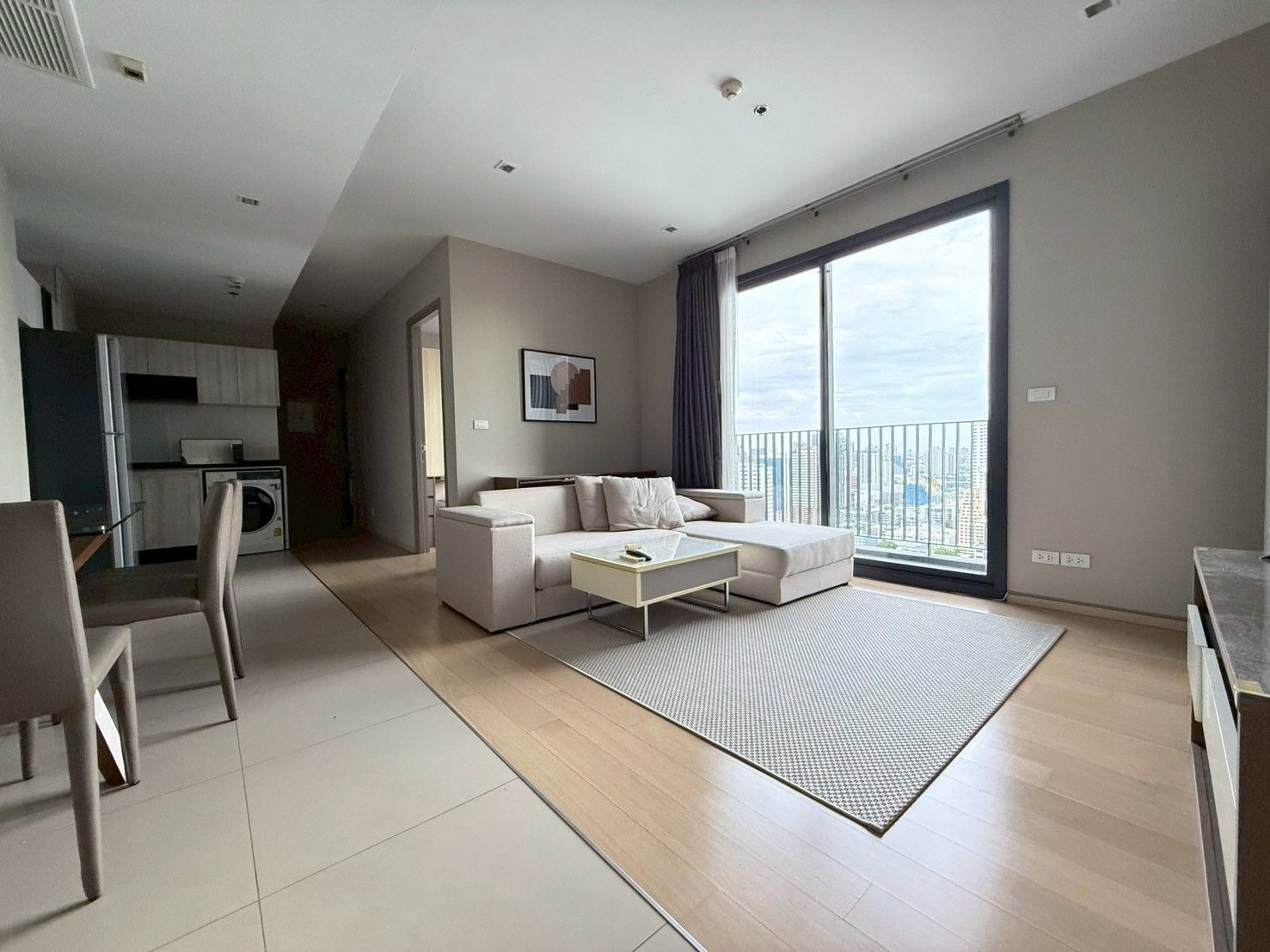HQ Thonglor (ชั้นสูง วิวโล่ง มีอ่างอาบน้ำ)  [CC-01]
