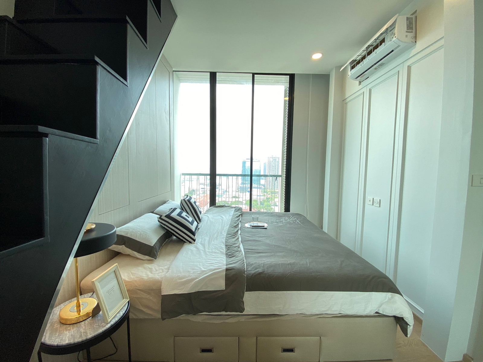 Noble Recole (โนเบิล รีโคล สุขุมวิท 19) ห้องใหม่ เพดานสูง วิวโล่ง [CC-01]