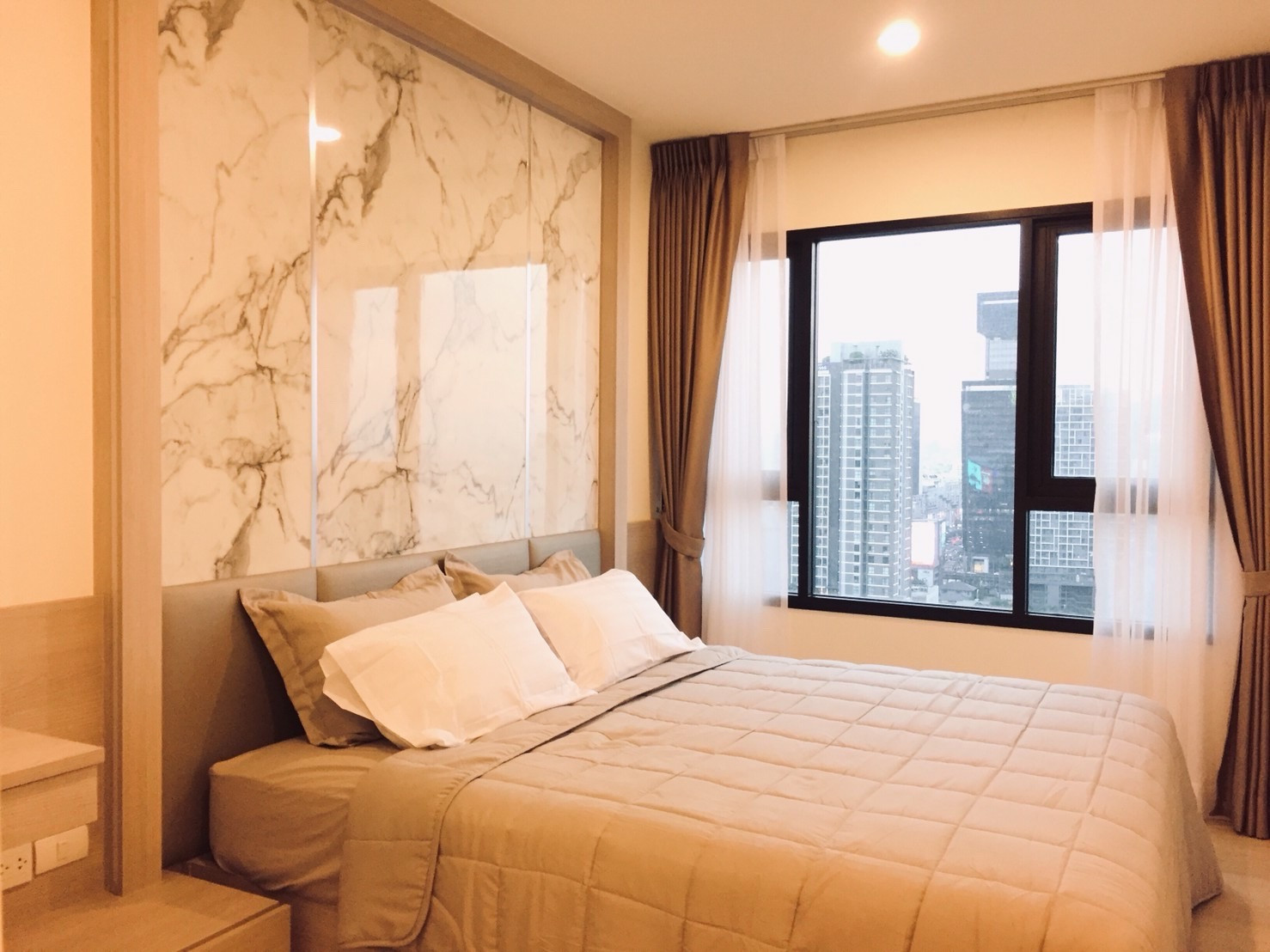 Life Asoke (ไลฟ์ อโศก) ชั้นสูง วิวเมือง ครัวปิด [CC-01]