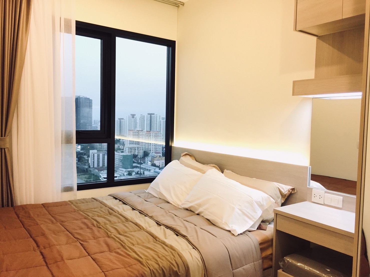 Life Asoke (ไลฟ์ อโศก) ชั้นสูง วิวเมือง ครัวปิด [CC-01]
