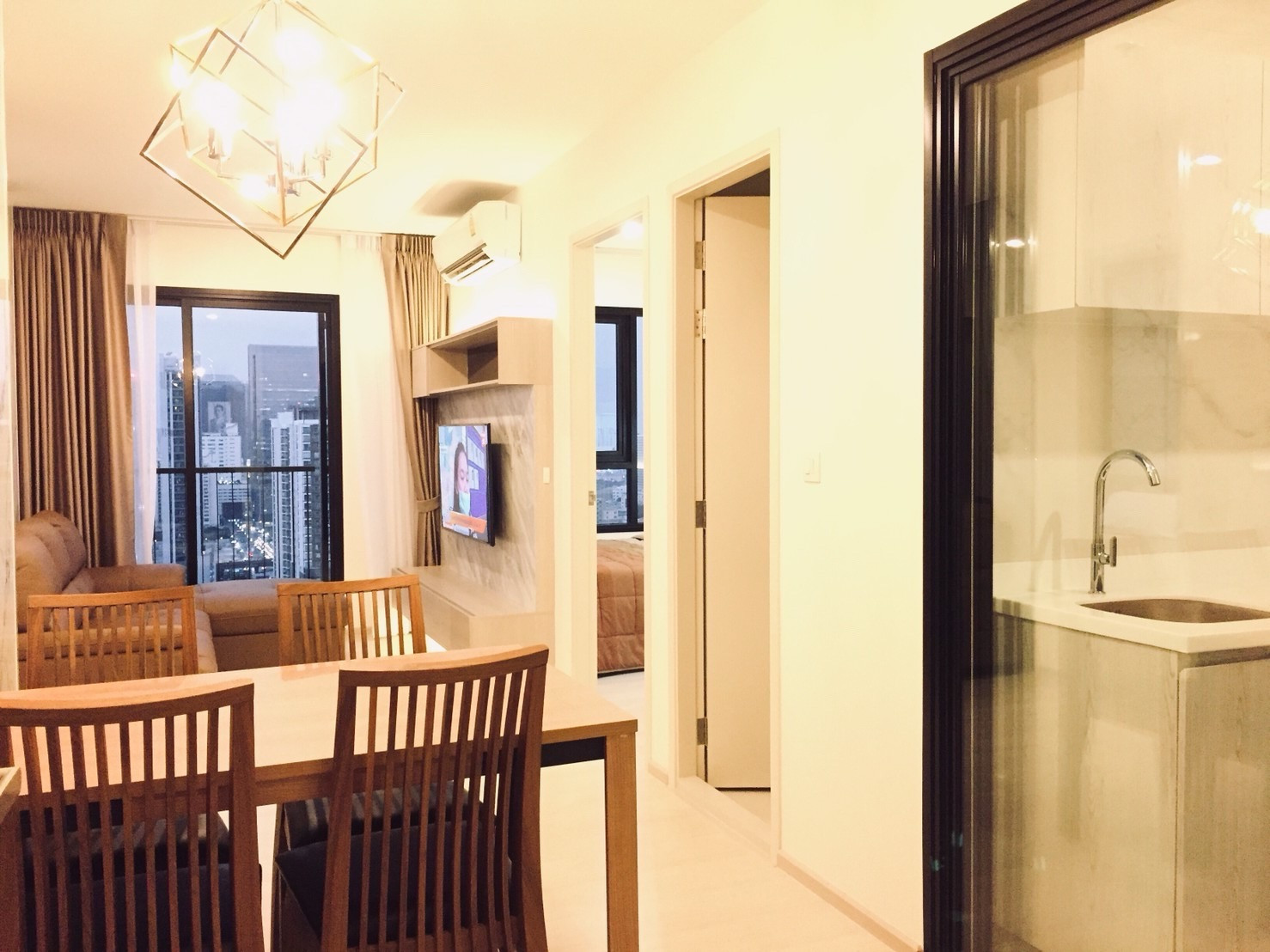 Life Asoke (ไลฟ์ อโศก) ชั้นสูง วิวเมือง ครัวปิด [CC-01]