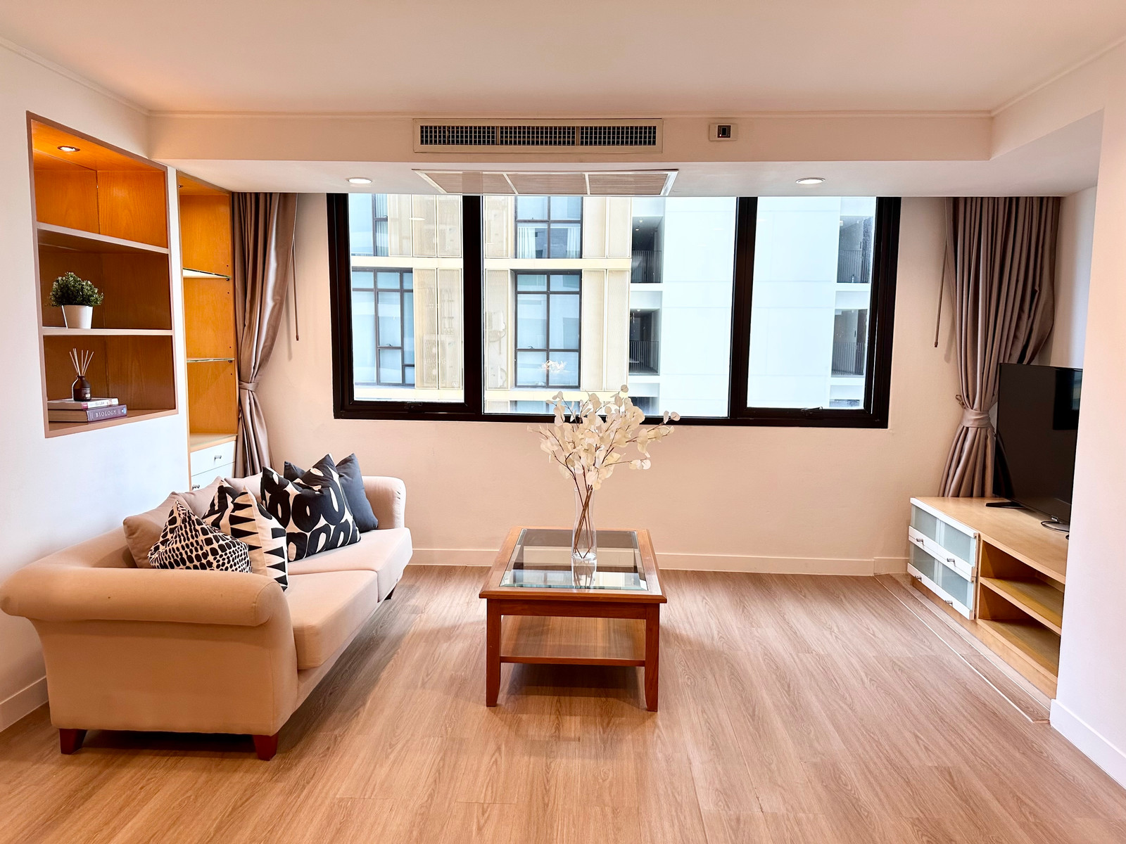 คอนโดให้เช่า :The Royal Place 1 ((BTS  Chit Lom ชิดลม)) MK-02 line @livingbkk