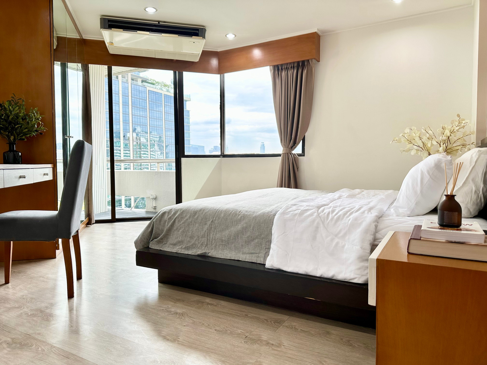 คอนโดให้เช่า :The Royal Place 1 ((BTS  Chit Lom ชิดลม)) MK-02 line @livingbkk