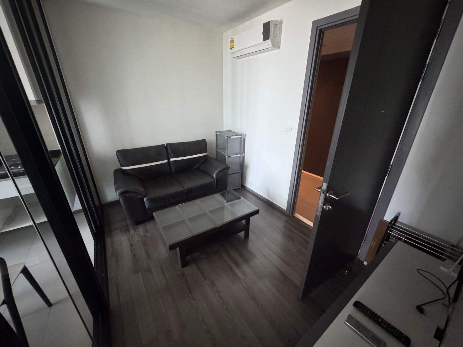 คอนโด ให้เช่า :    The Base Park East Sukhumvit 77 (( BTS Onnut Udomsuk  )) MK-02  line @livingbkk