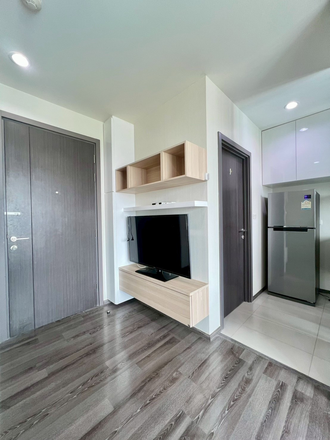 คอนโด ให้เช่า :The Base Park East Sukhumvit 77 (( BTS Onnut Udomsuk  )) MK-02  line @livingbkk