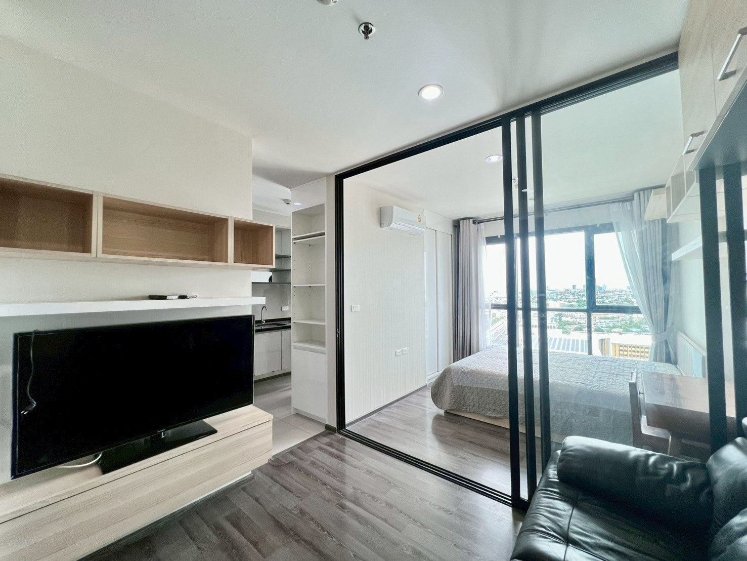 คอนโด ให้เช่า :The Base Park East Sukhumvit 77 (( BTS Onnut Udomsuk  )) MK-02  line @livingbkk