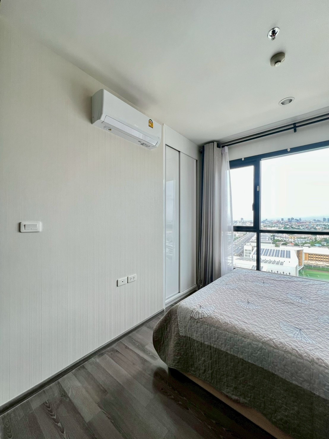 คอนโด ให้เช่า :The Base Park East Sukhumvit 77 (( BTS Onnut Udomsuk  )) MK-02  line @livingbkk