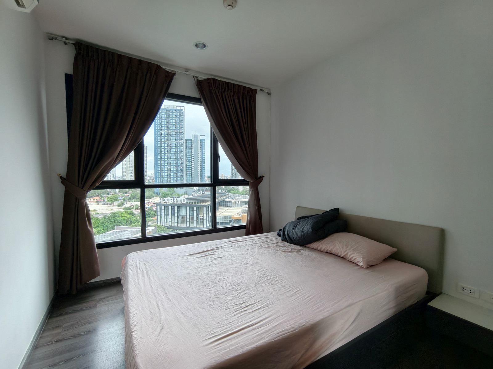 คอนโด ให้เช่า :    The Base Park East Sukhumvit 77 (( BTS Onnut Udomsuk  )) MK-02  line @livingbkk