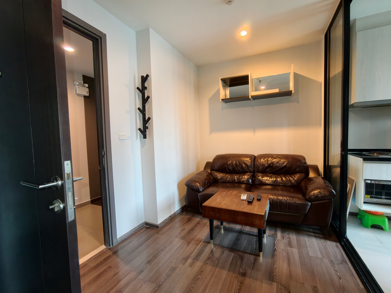 คอนโด ให้เช่า :    The Base Park East Sukhumvit 77 (( BTS Onnut Udomsuk  )) MK-02  line @livingbkk